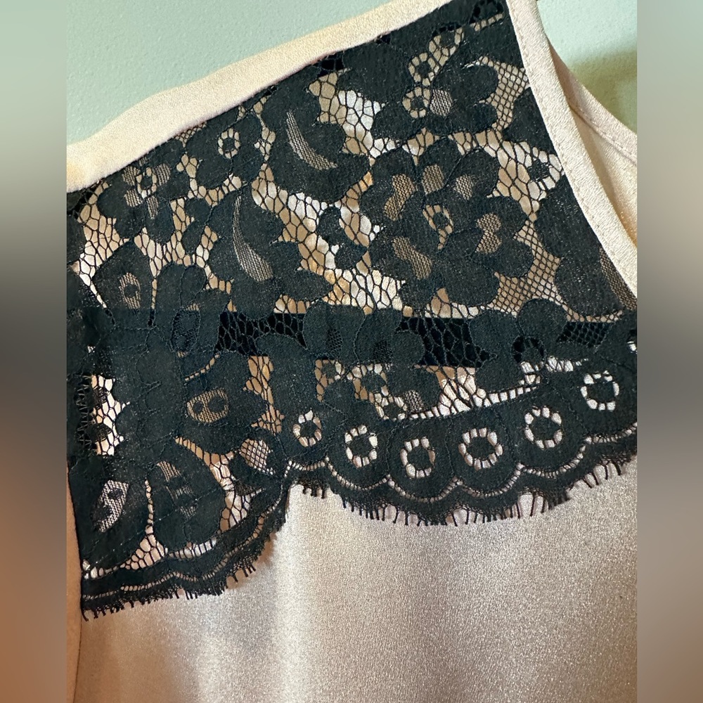 Momo Maternity beautiful top with lace detail size large - Picture 2 of 4